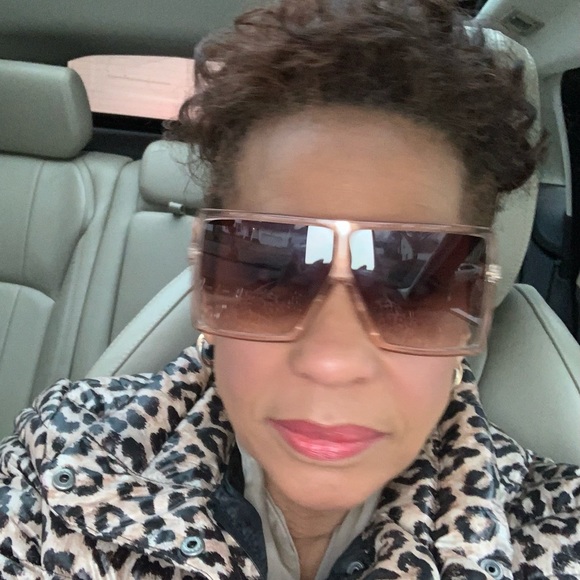 Meet your Posher, Sarah - Picture 1 of 2